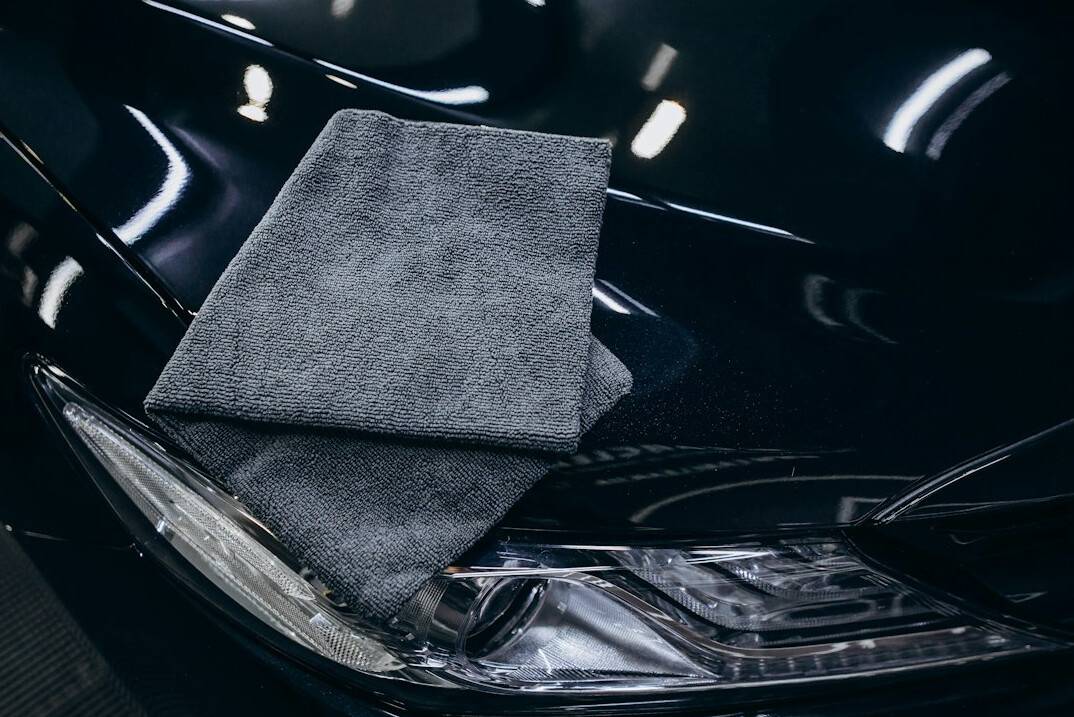 Polishing a car surface with a buffing pad
